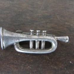 Broche trompette en m&eacute;tal argent&eacute; 1960