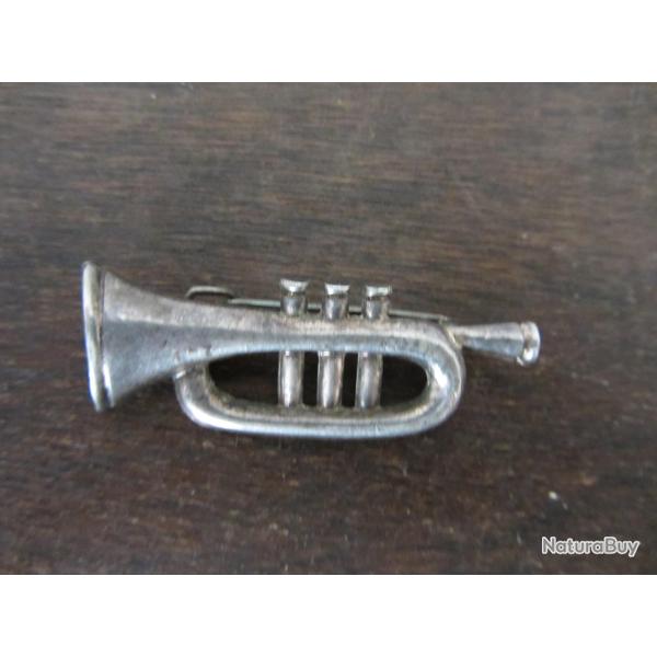 Broche trompette en m�tal argent� 1960
