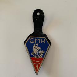 insigne de revers (ou pucelle) mont&eacute;e sur un support en cuir, appartenant aux GMR