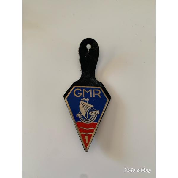 insigne de revers (ou pucelle) mont�e sur un support en cuir, appartenant aux GMR