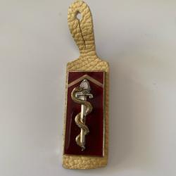 pucelle militaire (un insigne de poitrine) mont&eacute; sur un porte-insigne en cuir destin&eacute; &agrave; &ecirc;tre fix&eacute;