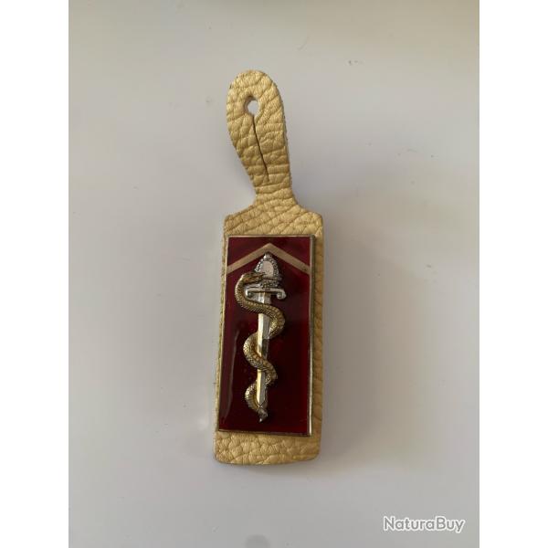 pucelle militaire (un insigne de poitrine) mont� sur un porte-insigne en cuir destin� � �tre fix�
