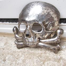 INSIGNE DE CHAKO DES HUSSARTS ALLEMANDS VERS 1860 DIM 8CMX9CM