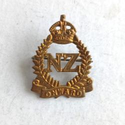 Cap badge WW1 - NZ496005a New Zealand Army (NZEF) ONWARD