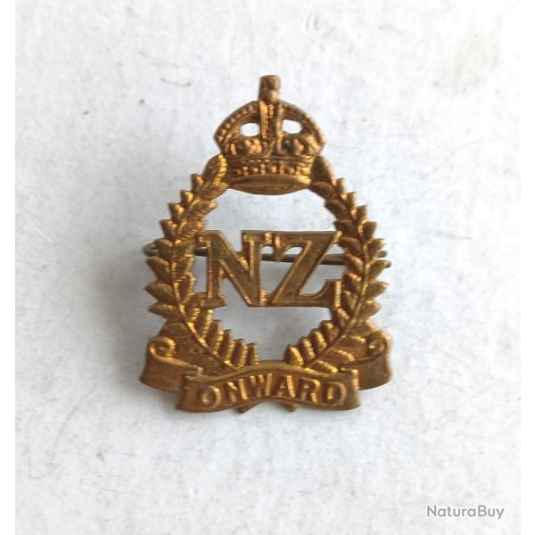 Cap badge WW1 - NZ496005a New Zealand Army (NZEF) ONWARD