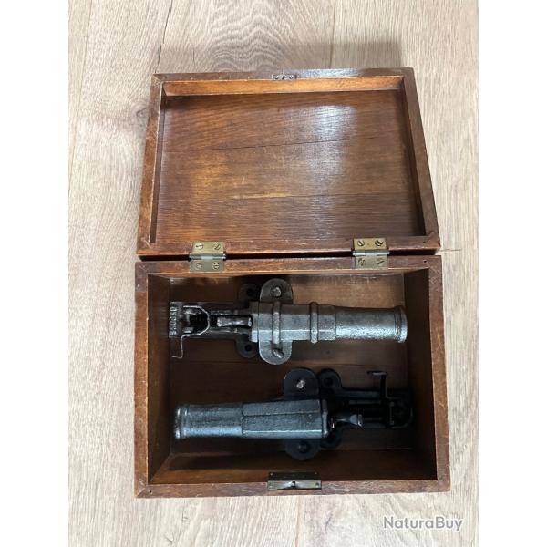 Magnifique ensemble de deux canons d'alarme, pr�sent� dans un �l�gant coffret en bois.
