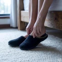 Chaussons mules Tara noirs effet p&ecirc;che bordure l&eacute;opard textile