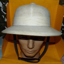 CASQUE COLONIAL EN LIEGE , FABRICATION FRANCAISE IDEAL CASQUE MARQUE DEPOSEE , TAILLE 55 AVEC SA JUG
