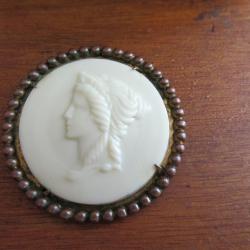 Broche cam&eacute;e en cuivre et bak&eacute;lite 1920