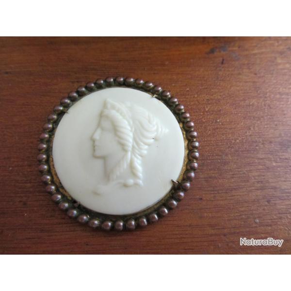Broche cam�e en cuivre et bak�lite 1920