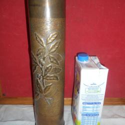 artisanat de tranch&eacute;e 1914-1918 motif floral cylindrique feuilles de ch&ecirc;ne et glands martel&eacute;