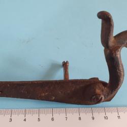 Platine droite avec chien de fusil, m&eacute;canisme et tige de fixation de fusil de chasse ancien