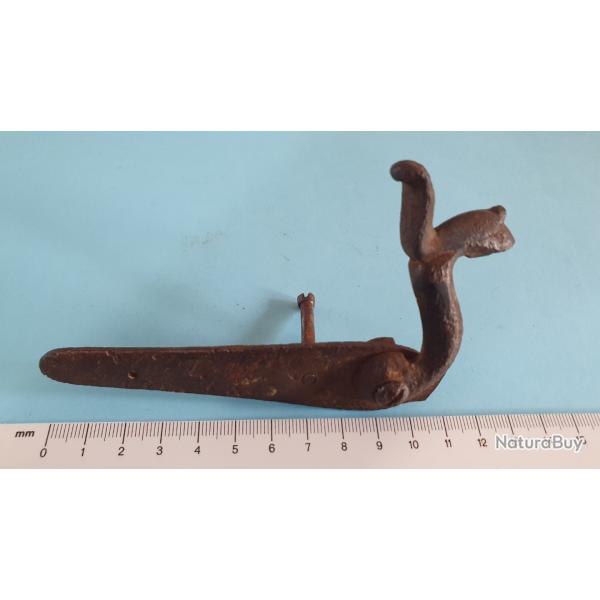 Platine droite avec chien de fusil, m�canisme et tige de fixation de fusil de chasse ancien