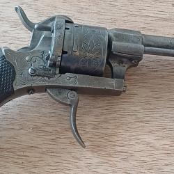 Ancien revolver belge &agrave; broche de type Lefaucheux 6 coups cal. 7 mm en tr&egrave;s bel &eacute;tat