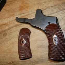 Plaque de recouvrement et plaquettes de Revolver NAGANT 1895 dat&eacute; 1944 arsenal Ijevsk