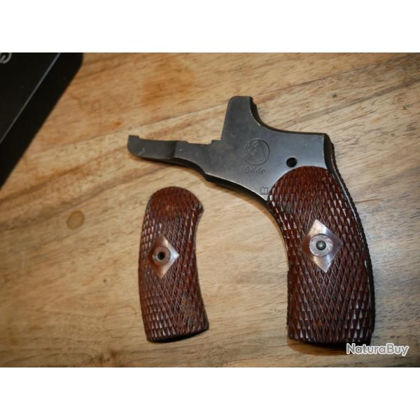 Plaque de recouvrement et plaquettes de Revolver NAGANT 1895 dat� 1944 arsenal Ijevsk