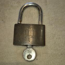 Cadenas arm&eacute;e francaise et sa clef.