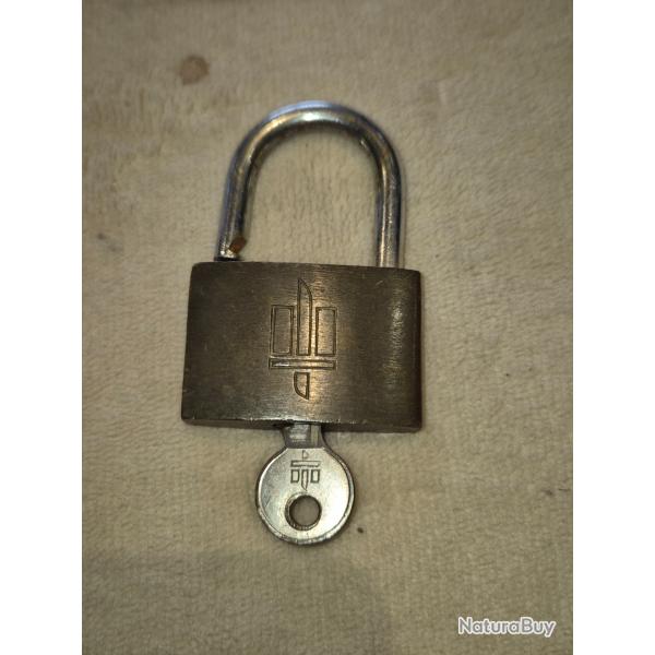 Cadenas arm�e francaise et sa clef.