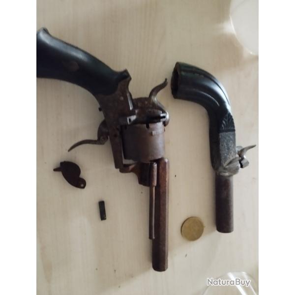 Lot 1 pistolet coffre et 1 revolver � broche de collection