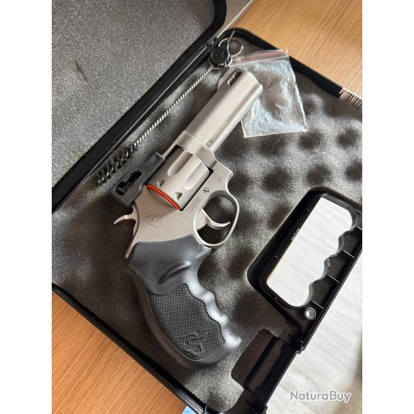 Revolver Taurus model 627 ��Tracker�� 357 Magnum