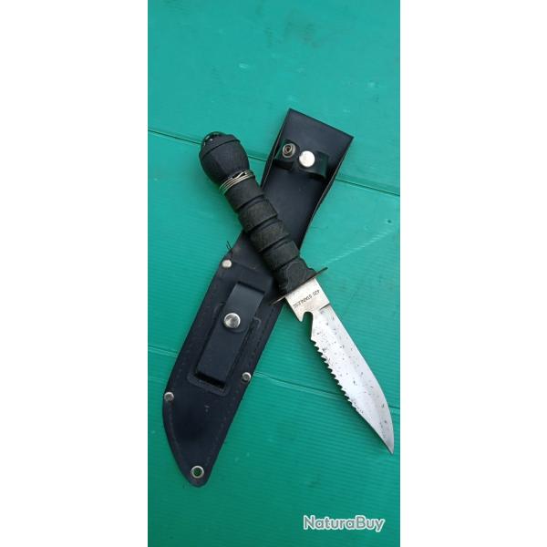 ANCIEN  COUTEAU  DE SURVIE  .  COMPLET  .  ACIER 420   .  AVEC SON FOURREAU  .