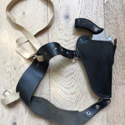 Holster d'&eacute;paule pour r&eacute;volver.