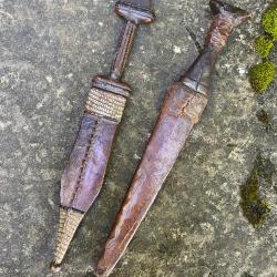 Anciens couteaux ethniques.