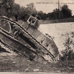 Carte postale char d'assaut franchissant un obstacle Camp de Mailly - N&deg;8584