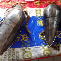 paire de coudi&egrave;res en fer d'armure de cavalier prot&egrave;ge coude ancienne oxydation