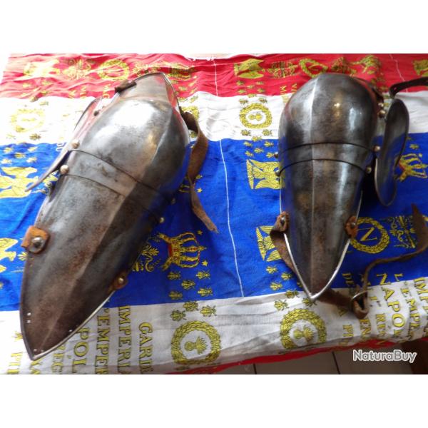 paire de coudi�res en fer d'armure de cavalier prot�ge coude ancienne oxydation