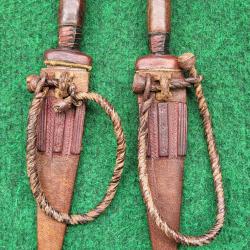 Anciennes paires de dagues en acier et cuire avec leurs fourreaux (africaines )