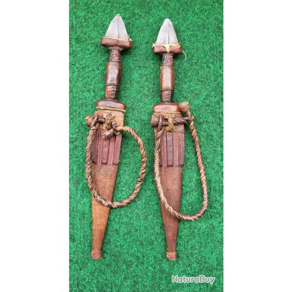Anciennes paires de dagues en acier et cuire avec leurs fourreaux (africaines )