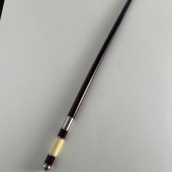 Canne &eacute;p&eacute;e sobre fourreau bois laqu&eacute;.