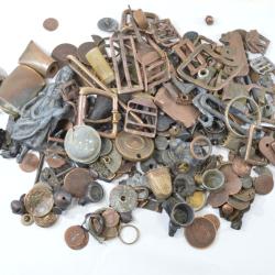 Lot fond de tiroir, boucles pour cuir, monnaies etc.