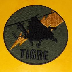 TISSU PATCH : HELICOPTERE TIGRE EN BASSE VISIBILITE , DIAMETRE 10 CM , BON ETAT VOIR PHOTOS . POUR T