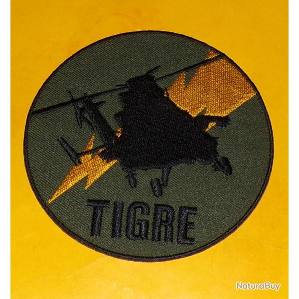 TISSU PATCH : HELICOPTERE TIGRE EN BASSE VISIBILITE , DIAMETRE 10 CM , BON ETAT VOIR PHOTOS . POUR T