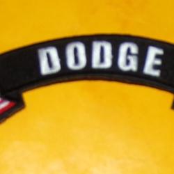 TISSU PATCH : DODGE VEHICULE  , LONGUEUR 12 CM , BON ETAT VOIR PHOTOS . POUR TOUT RENSEIGNEMENT ME C