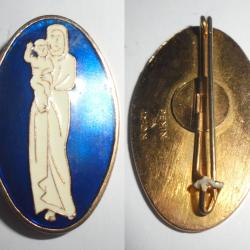 VINTAGE INSIGNE BROCHE EPINGLETTE RELIGIEUSE CATHOLIQUE EMAILLEE VIERGE A L'ENFANT 38mm