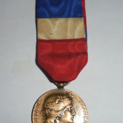 MEDAILLE MINISTERE de la GUERRE HONNEUR TRAVAIL avec RUBAN Attribu&eacute;e 1969