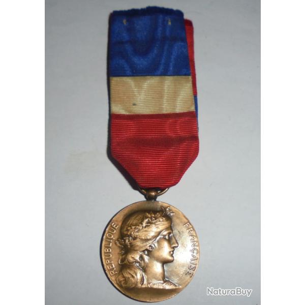 MEDAILLE MINISTERE de la GUERRE HONNEUR TRAVAIL avec RUBAN Attribu�e 1969