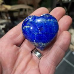 Pierre polie et sculpt&eacute;e en forme de coeur ; Lapis lazuli
