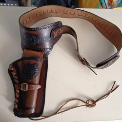 Ceinturon holster cartouchi&egrave;re pour revolver Western en cuir marron