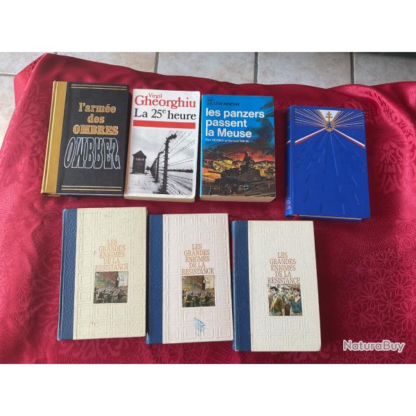 Lot de sept petits livres de guerre