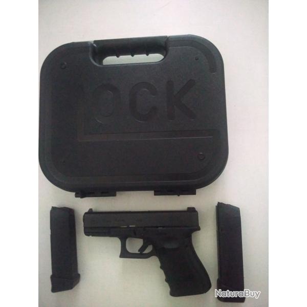 Glock 19 pistol, le ch�ssis MX1, point rouge et bipied