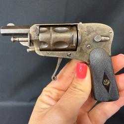 REVOLVER HAMMERLESS cal. 6mm VELODOG num&eacute;ro de s&eacute;rie 16