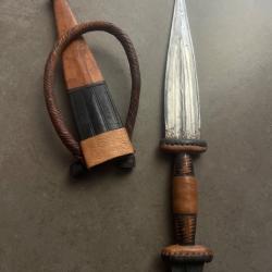 Ancien couteau africain de bras en cuir tress&eacute; - 191g