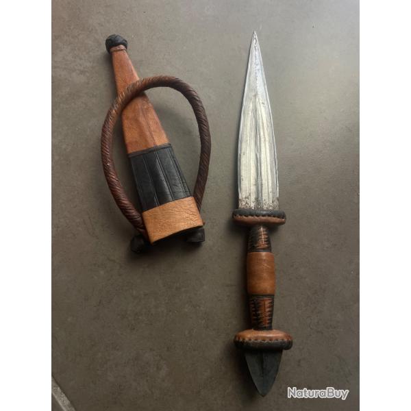 Ancien couteau africain de bras en cuir tress� - 191g