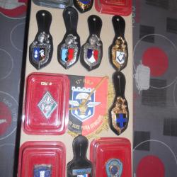 lot de 12 pucelles , insignes militaires divers obsol&egrave;tes , fanion