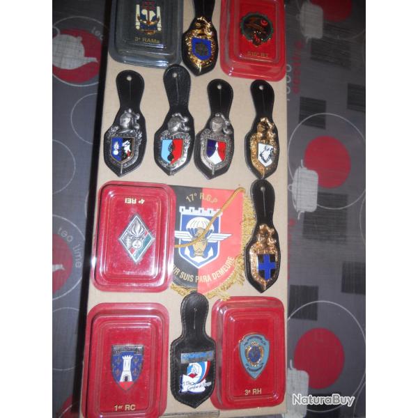 lot de 12 pucelles , insignes militaires divers obsol�tes , fanion