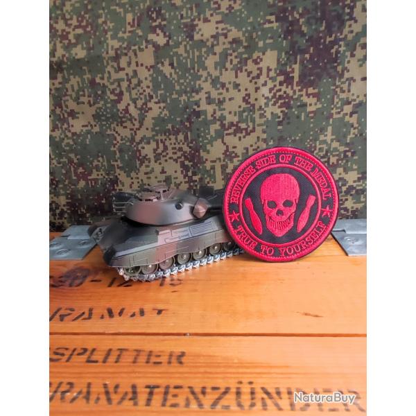 Patch brod� "le revers de la m�daille" "Fid�le a toi m�me" moral patch crane rouge
